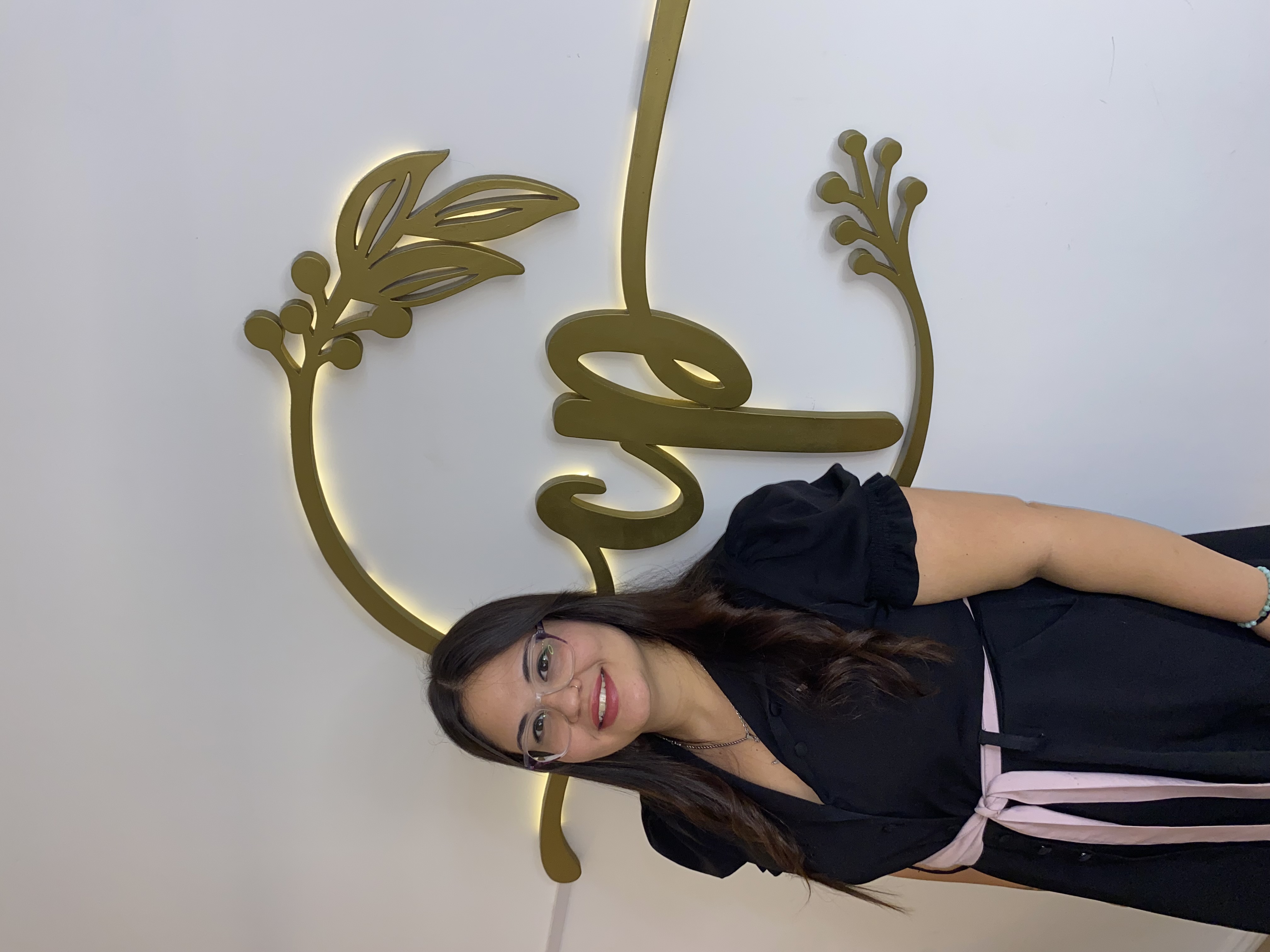 Foto de Valentina frente al logo